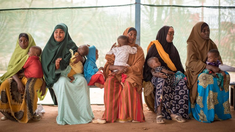 Des mères attendent avec leurs enfants au sein du poste de santé du camp de réfugié·e·s de Dagahaley à Dadaab. Juillet 2019, Kenya. © MSF