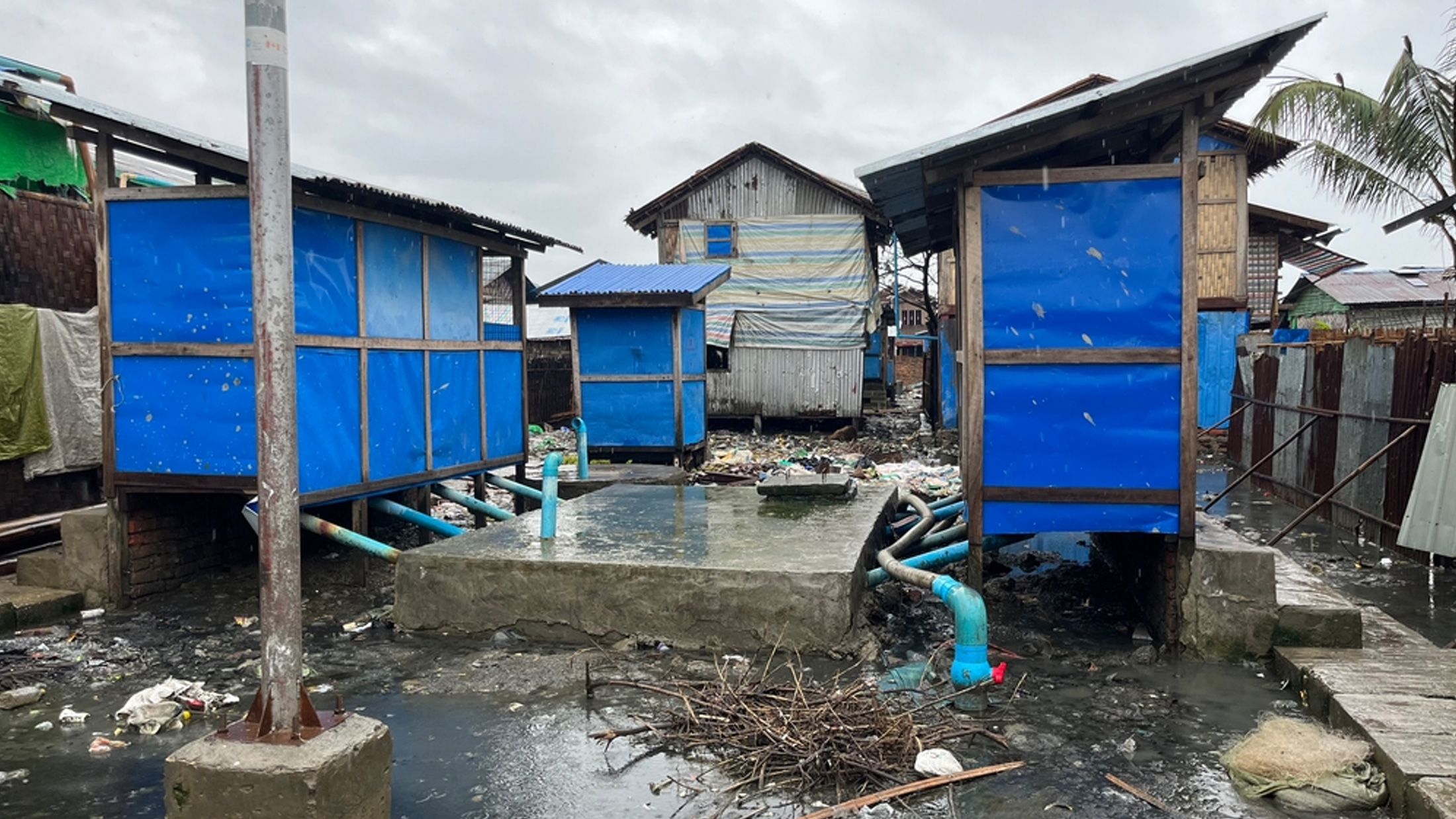 Les latrines d'un camp de déplacés dans l'État d'Arakan au Myanmar, largement détruites après le passage du Cyclone Mocha. © MSF