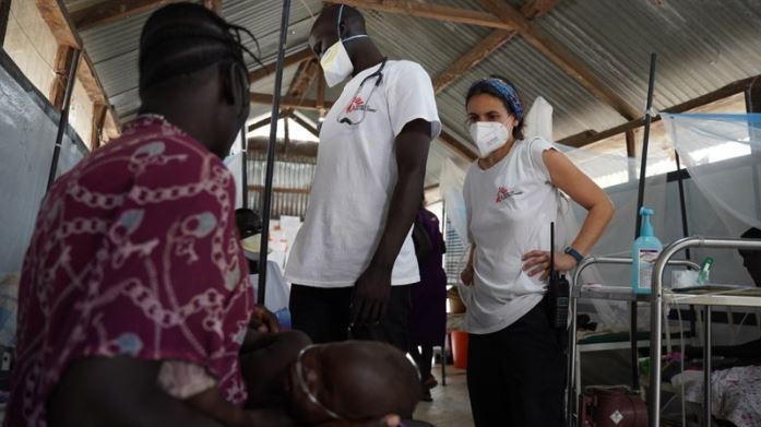 La responsable des soins infirmiers et un responsable clinique examinent un patient à l'hôpital MSF de Lankien.